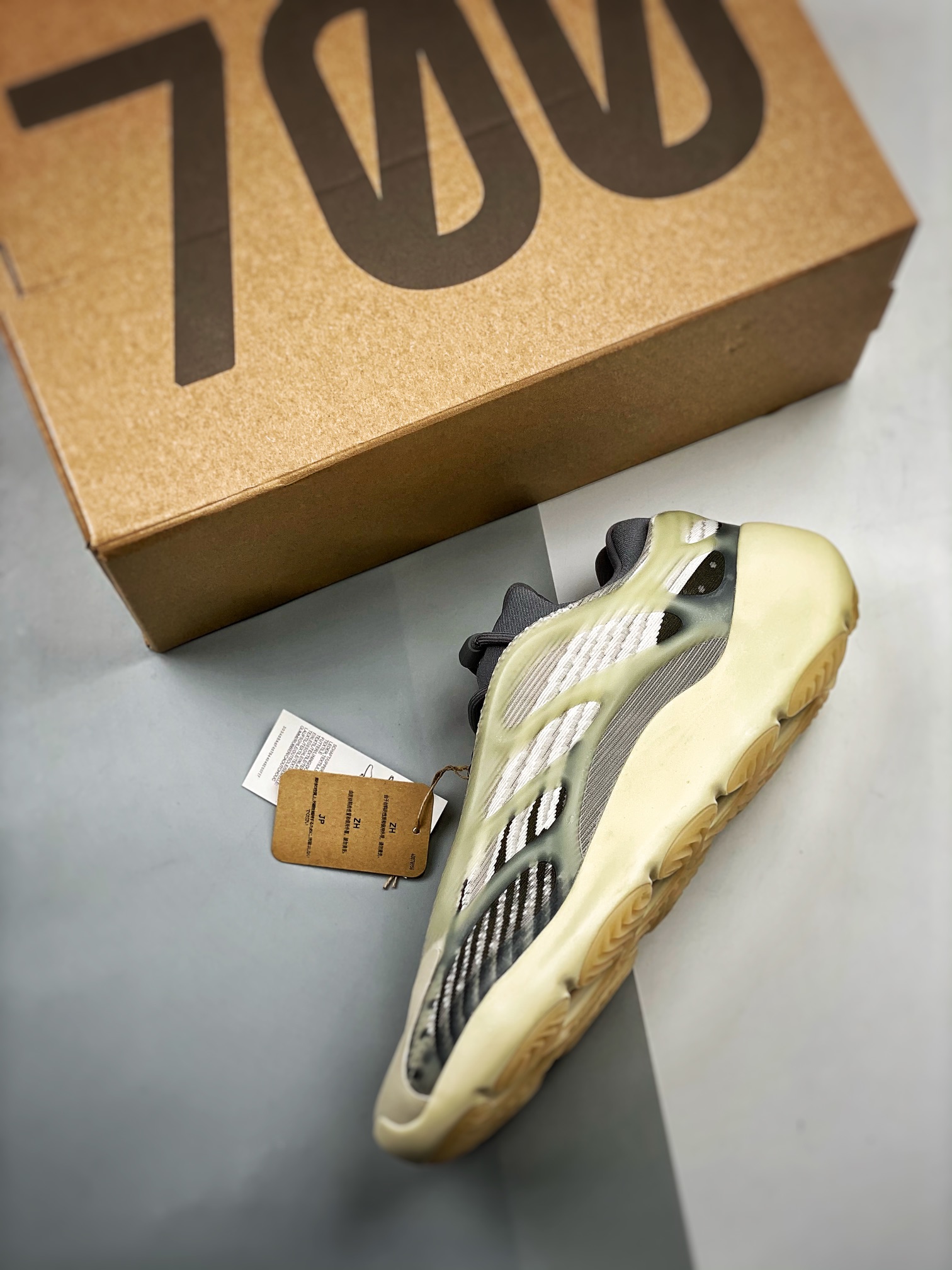 adidas YEEZY 700V3 "Fade Salt"（ID1674）