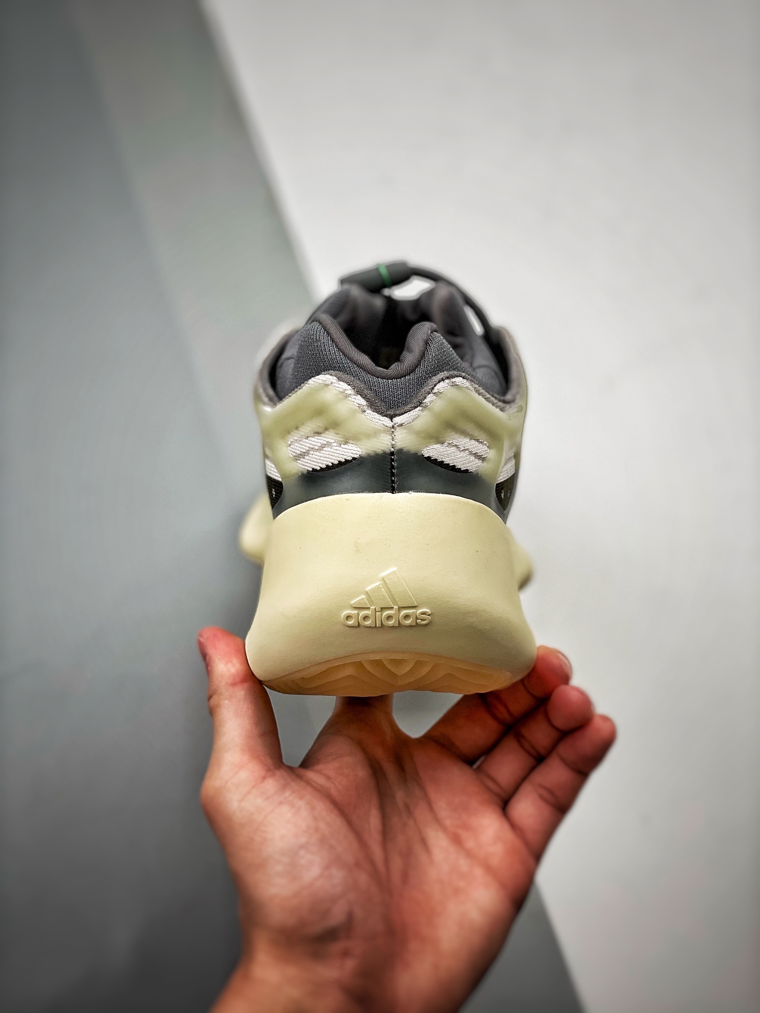 adidas YEEZY 700V3 "Fade Salt"（ID1674）