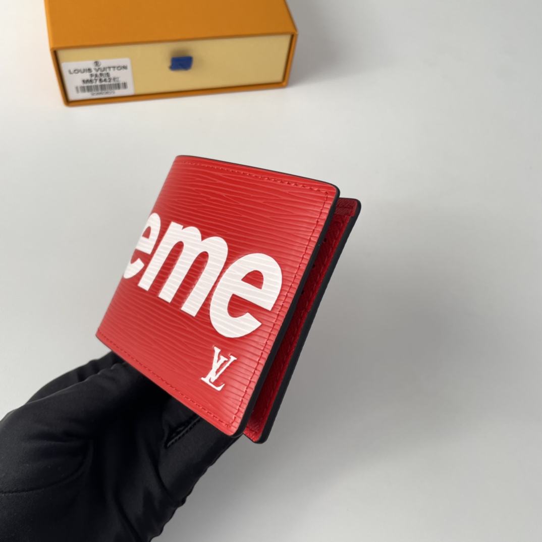 Louis Vuitton x Supreme Portefeuille Brazza "Red"(M67542）