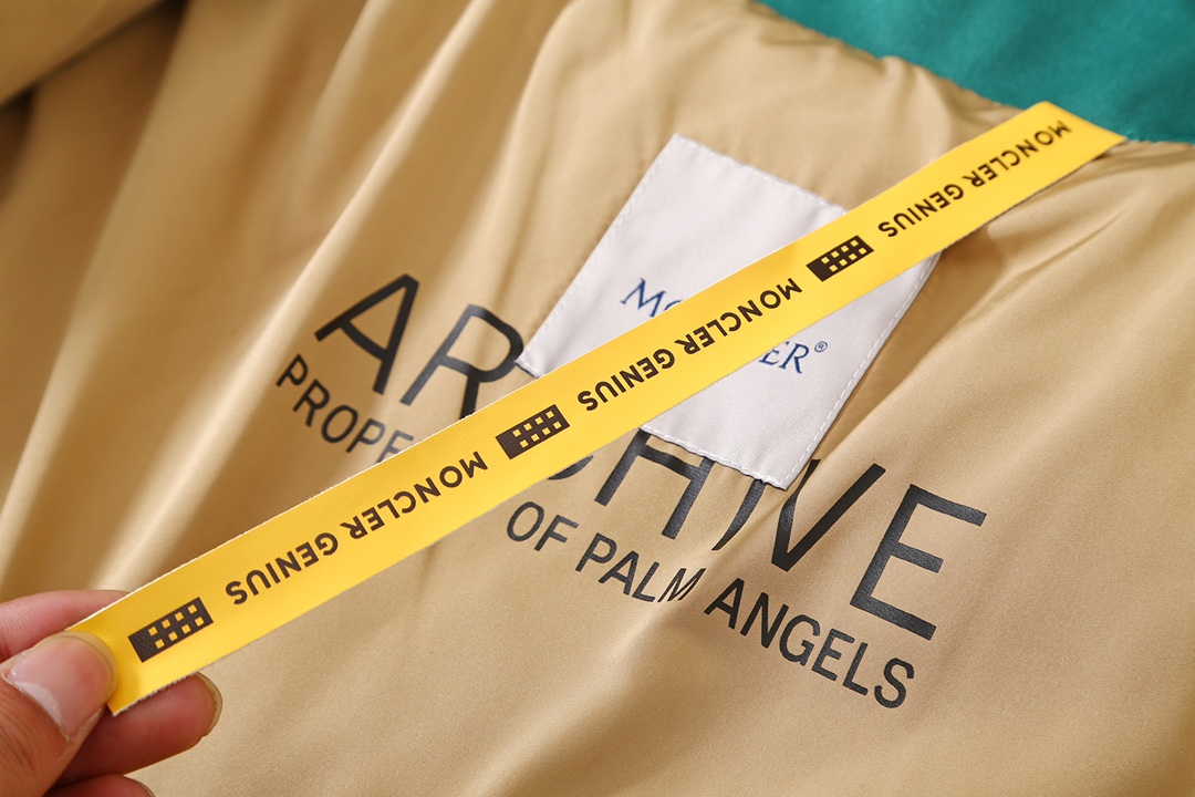 Moncler Genius x Palm Angels collaborative down jacket（G209L1A00019M1356865）
