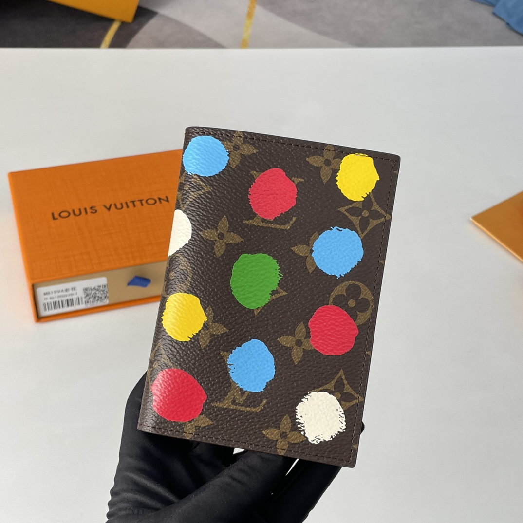 Louis Vuitton x Yayoi Kusama Passport Cover Monogram Painted Dots（M81994）