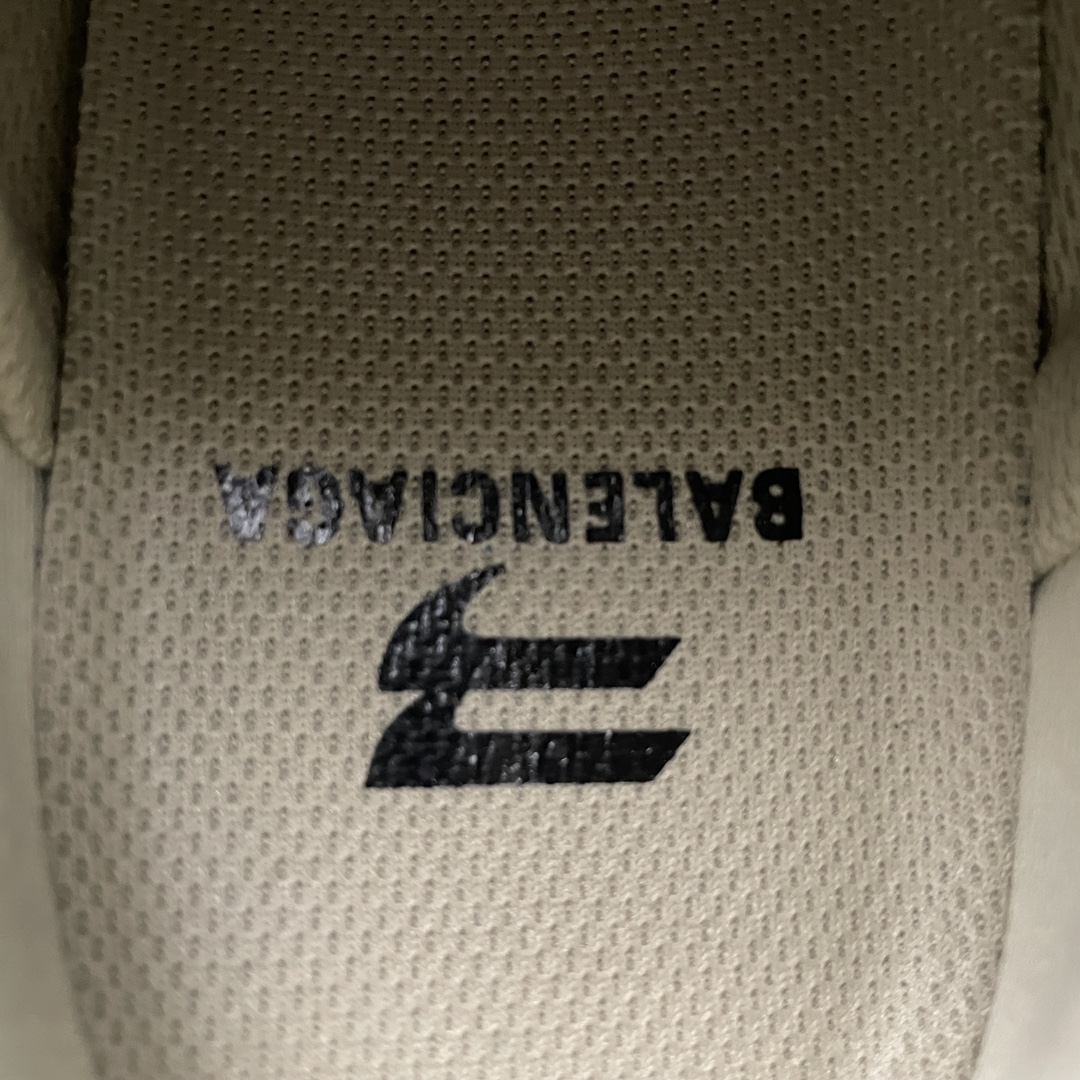 BALENCIAGA Defender "Beige"（685613W2RA69700）