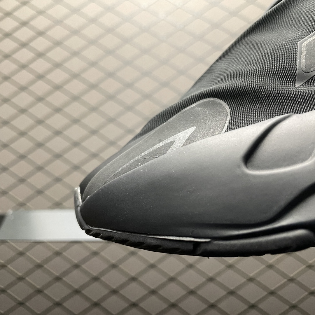 adidas YEEZY Boost 700 MNVN "Black"（FV4440）