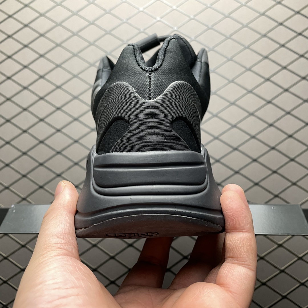 adidas YEEZY Boost 700 MNVN "Black"（FV4440）