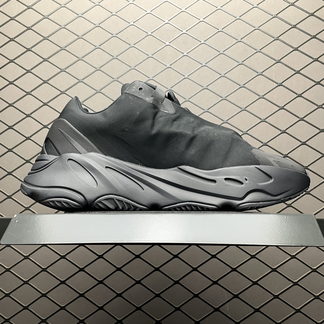 adidas YEEZY Boost 700 MNVN "Black"（FV4440）