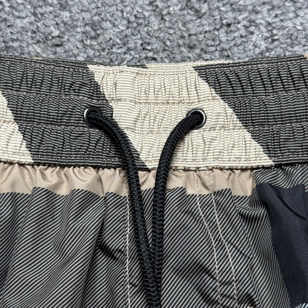 Burberry Men's Check Swim Shorts "Archive Beige （80172941）