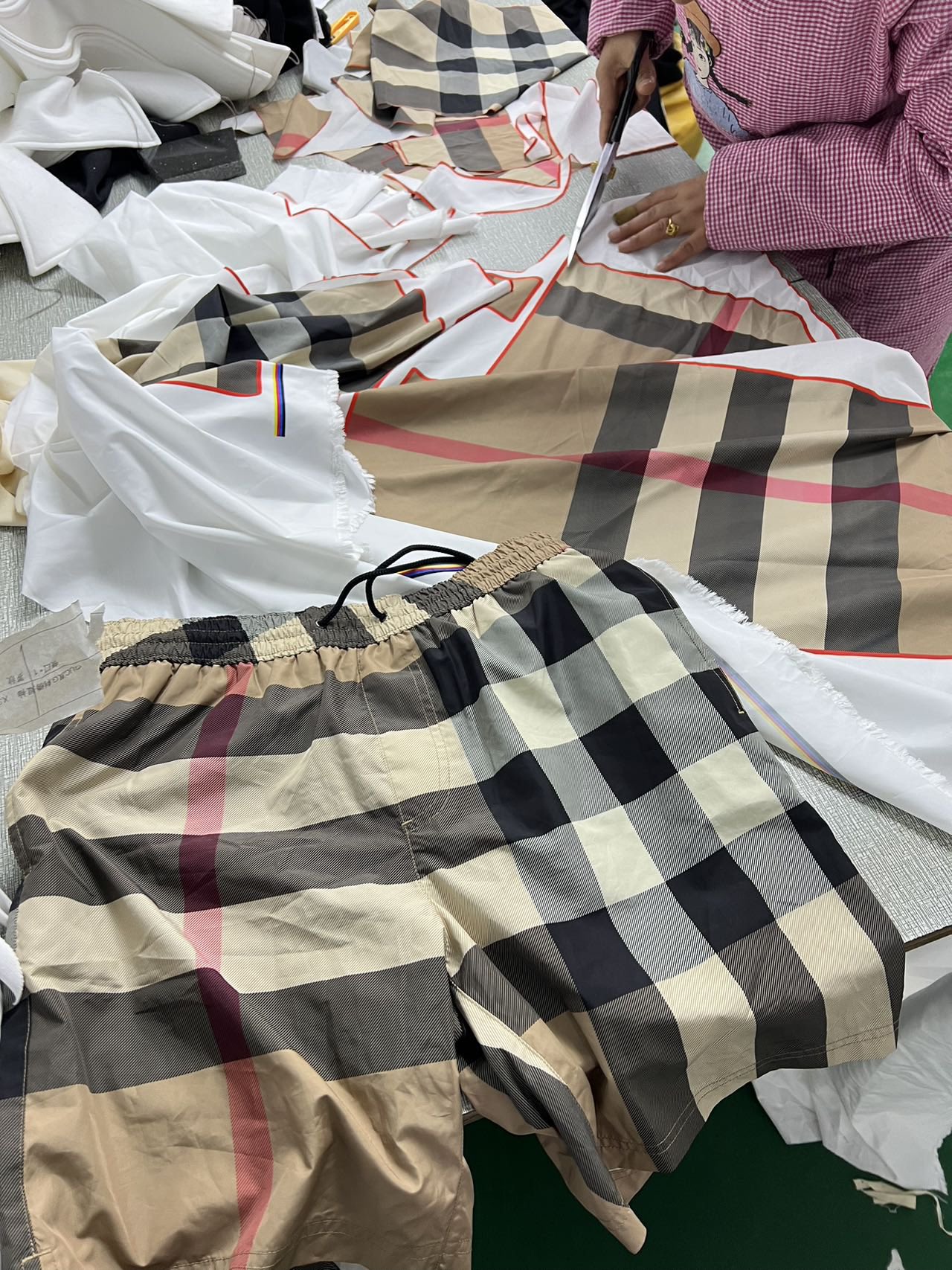 Burberry Men's Check Swim Shorts "Archive Beige （80172941）