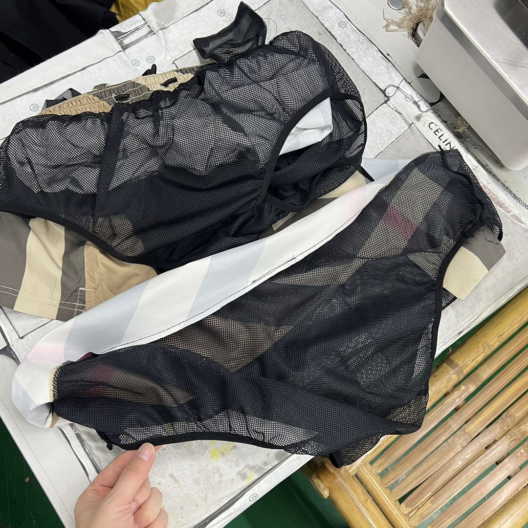 Burberry Men's Check Swim Shorts "Archive Beige （80172941）