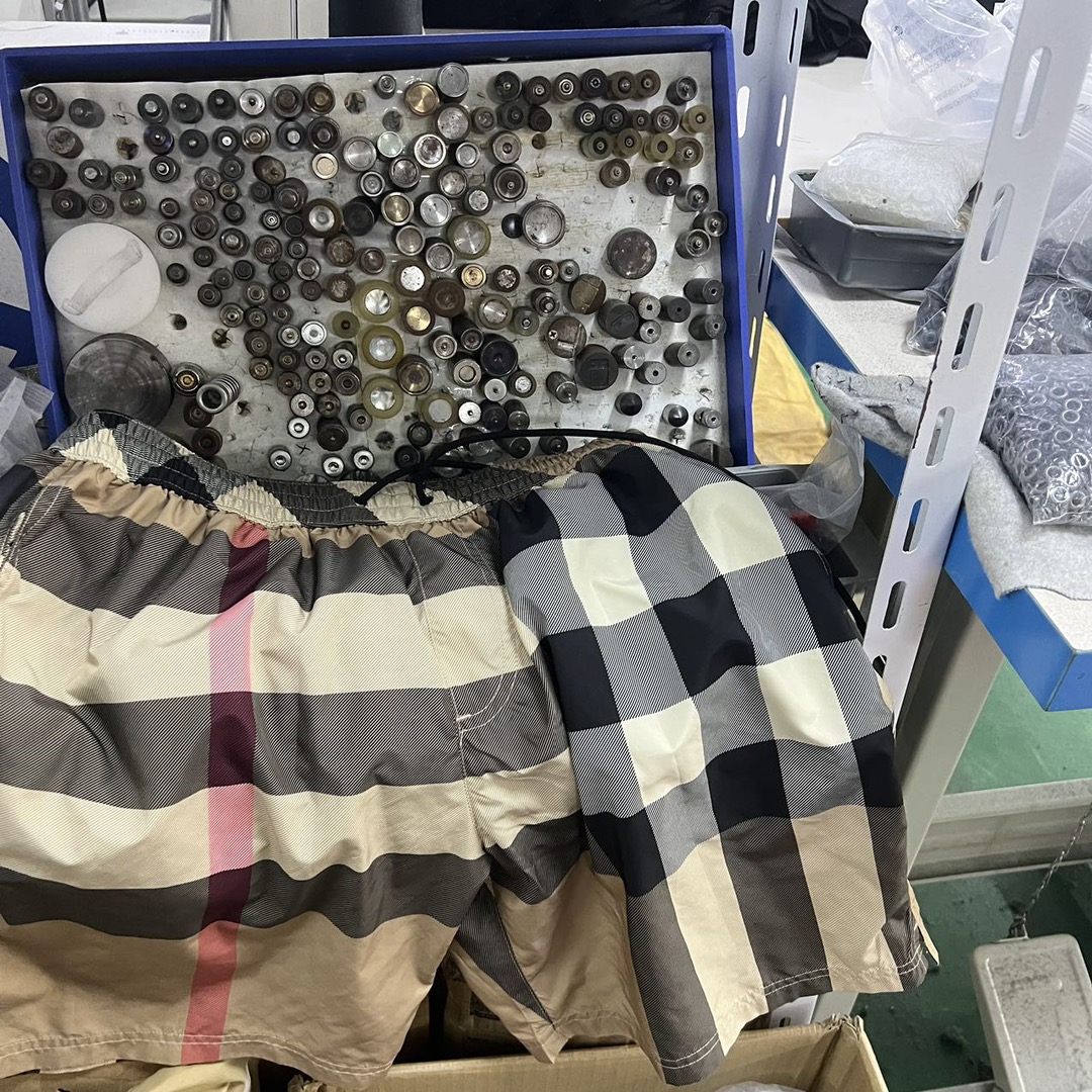 Burberry Men's Check Swim Shorts "Archive Beige （80172941）