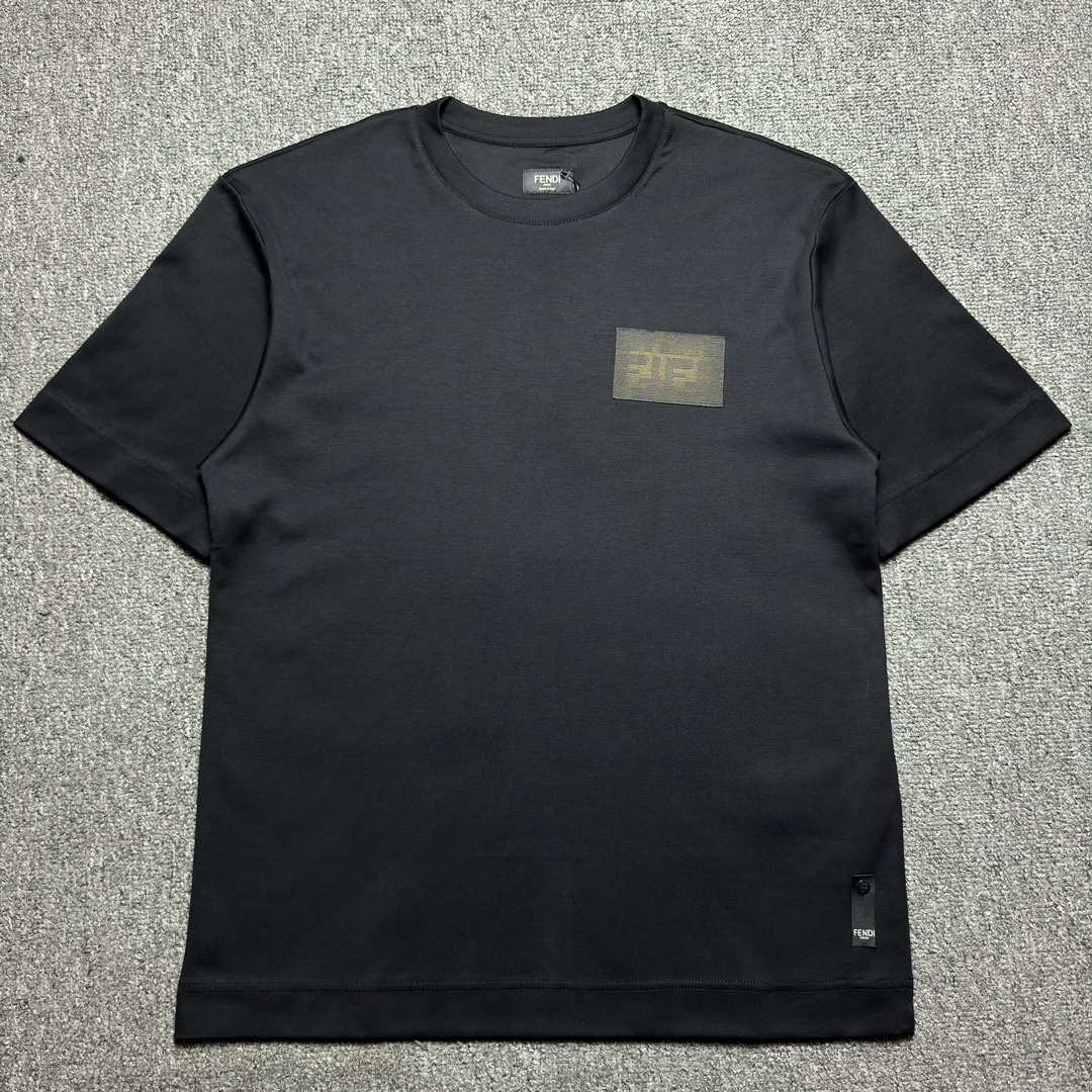 Fendi chest badge T-shirt (FY0936AQJAF0QA1) Fendi chest badge T-shirt (FY0936AQJAF0QA1)