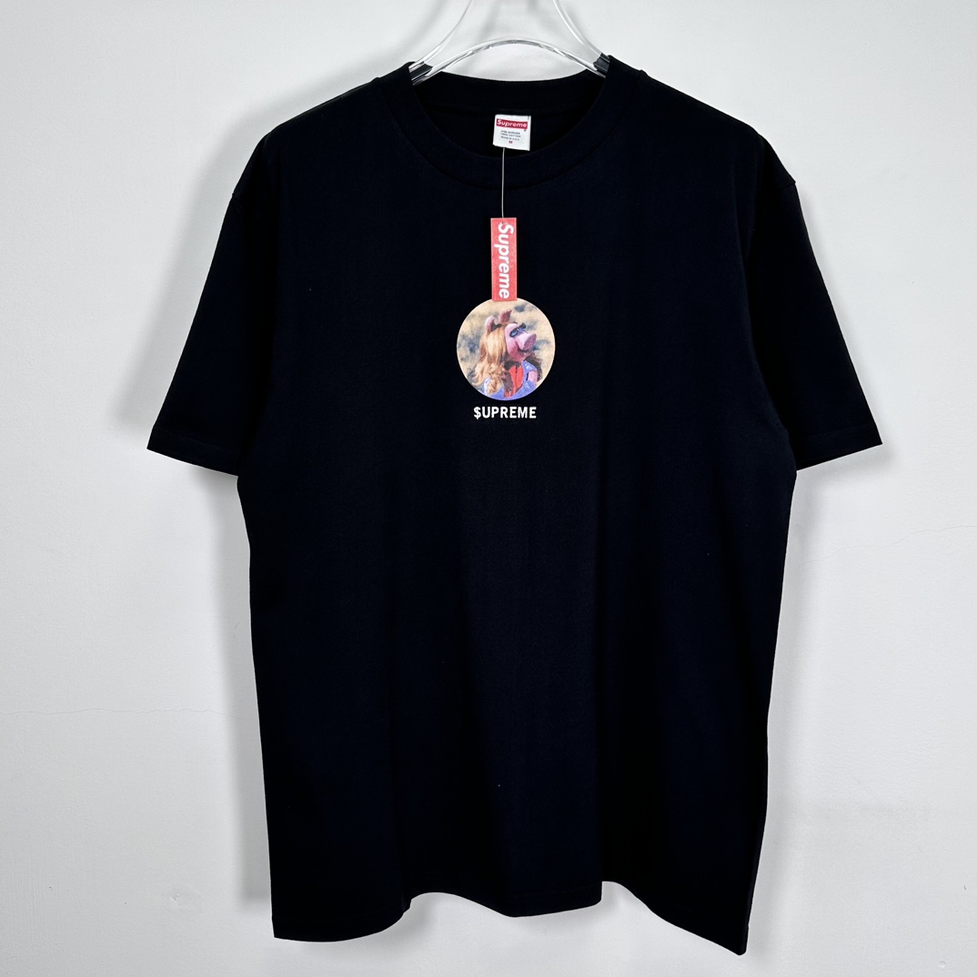 Supreme Miss Piggy Tee Navy（SUP-SS24-295）