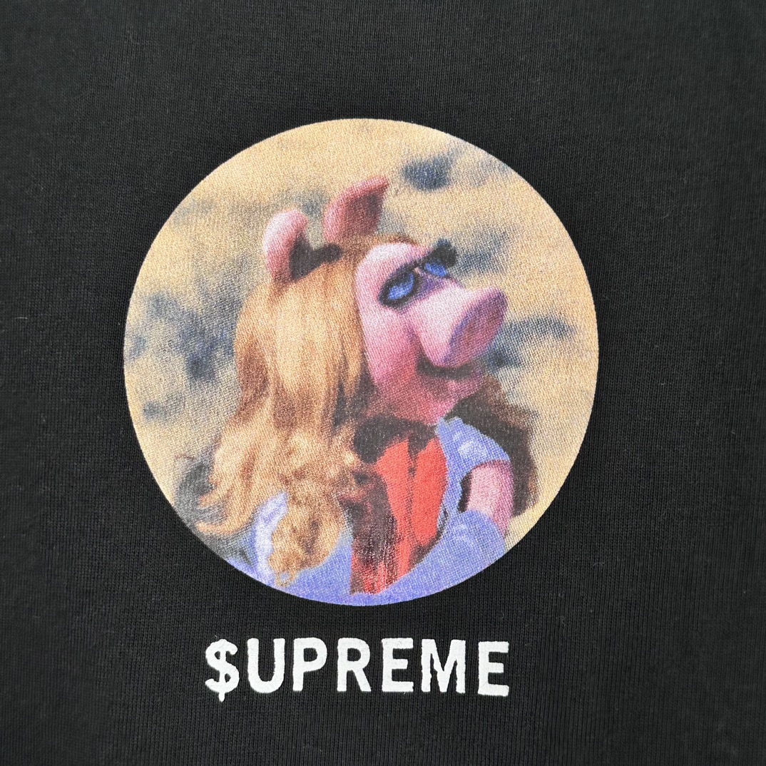 Supreme Miss Piggy Tee Navy（SUP-SS24-295）