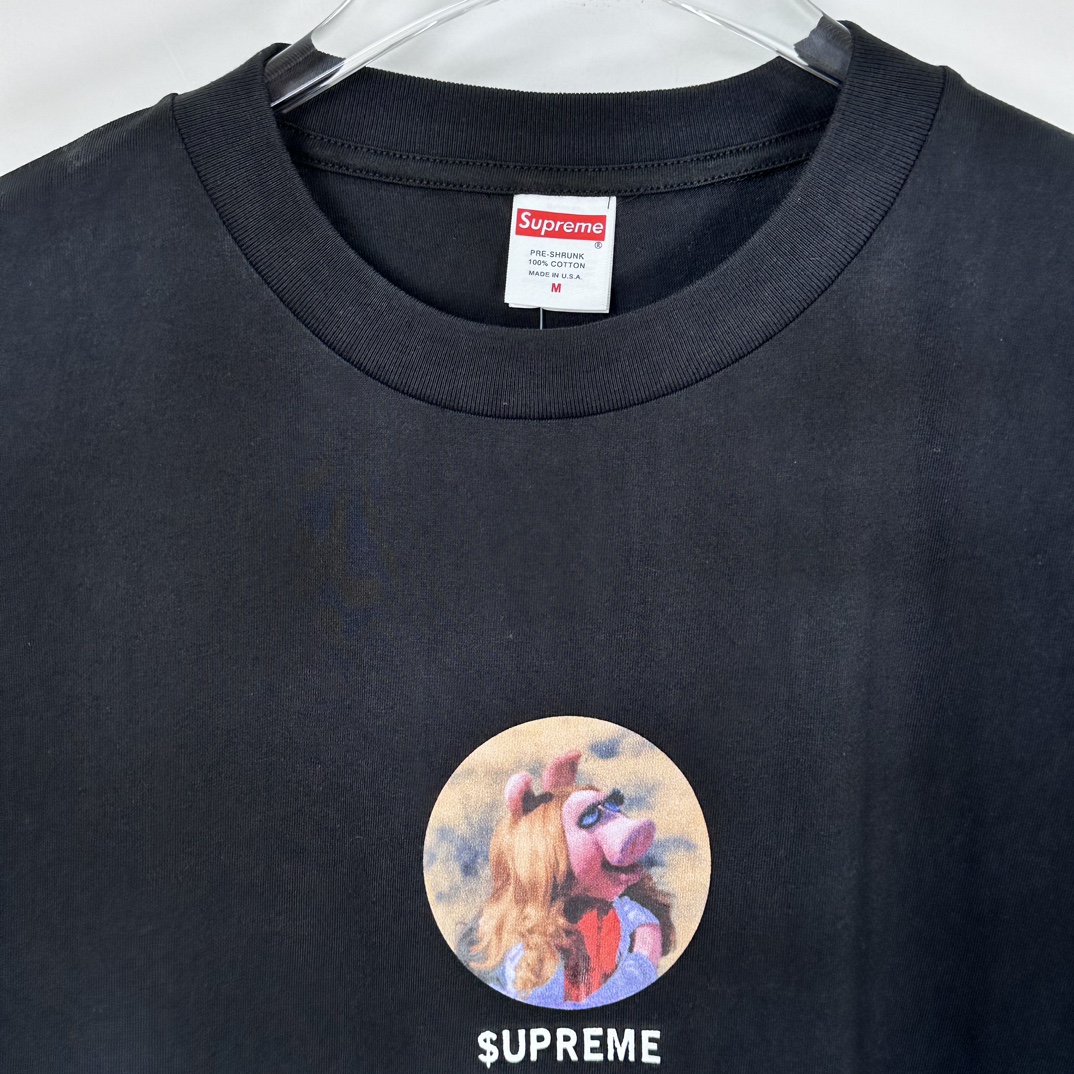 Supreme Miss Piggy Tee Navy（SUP-SS24-295）
