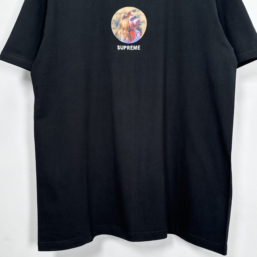 Supreme Miss Piggy Tee Navy（SUP-SS24-295）