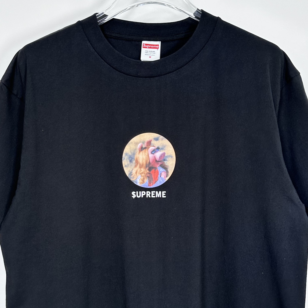 Supreme Miss Piggy Tee Navy（SUP-SS24-295）