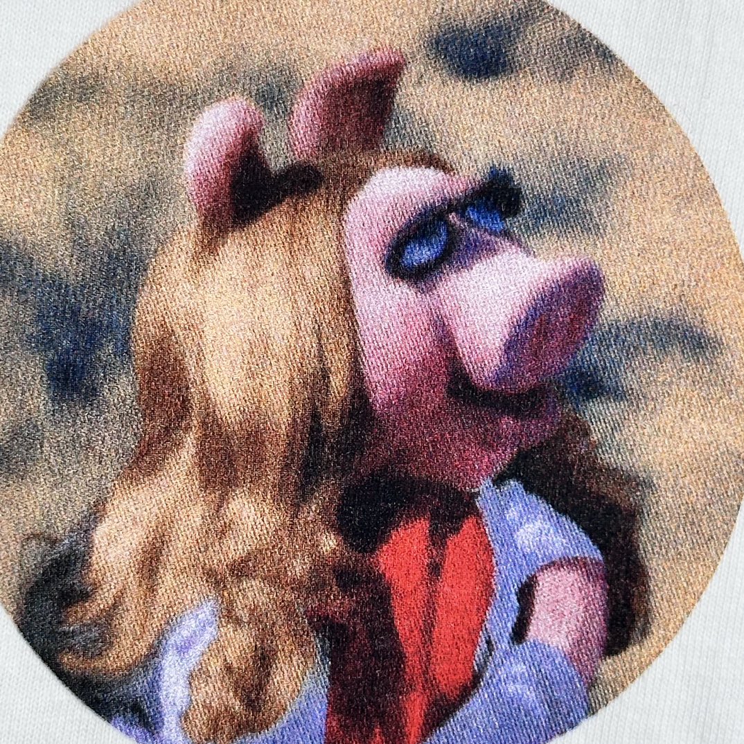 Supreme Miss Piggy Tee White（SUP-SS24-295-1）