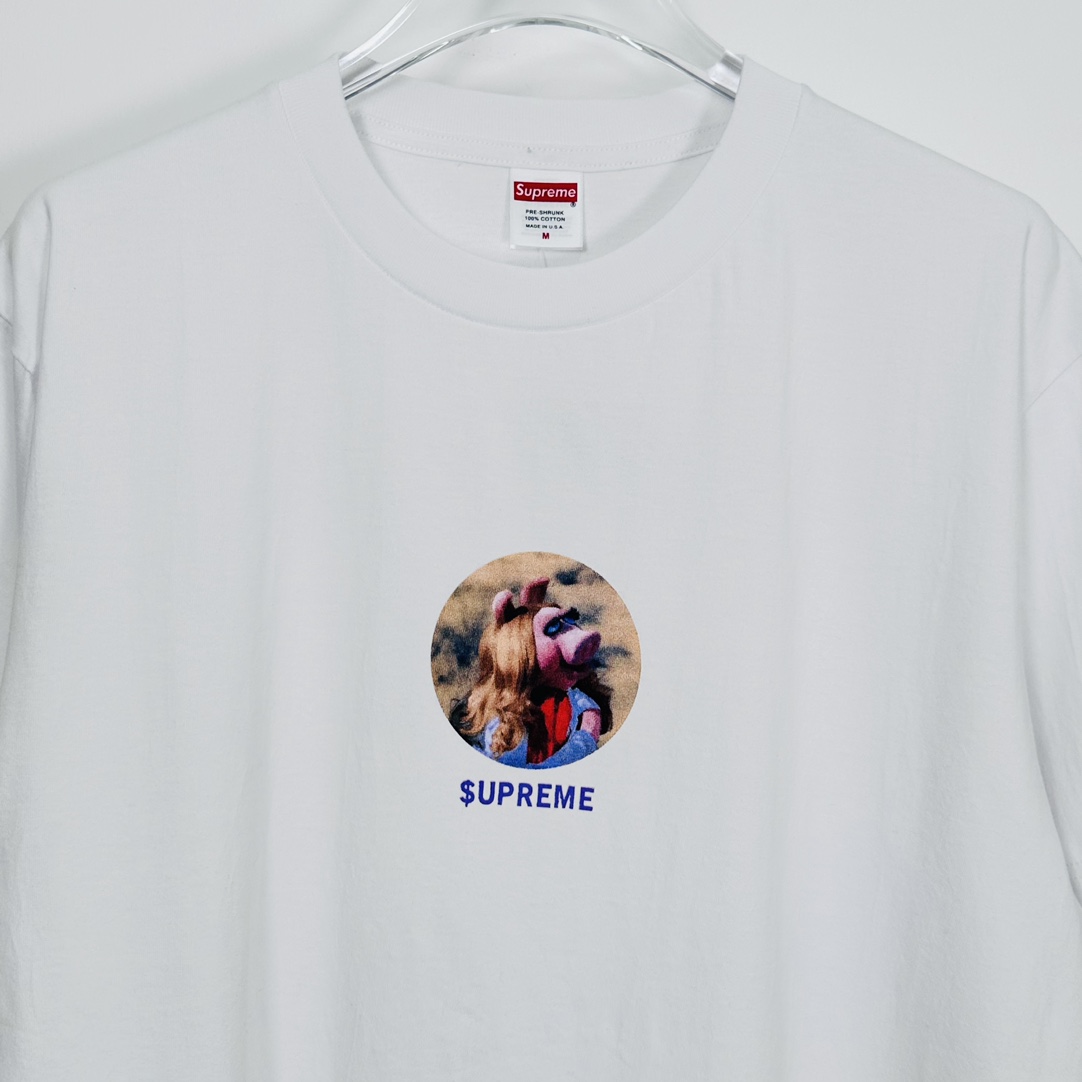 Supreme Miss Piggy Tee White（SUP-SS24-295-1）
