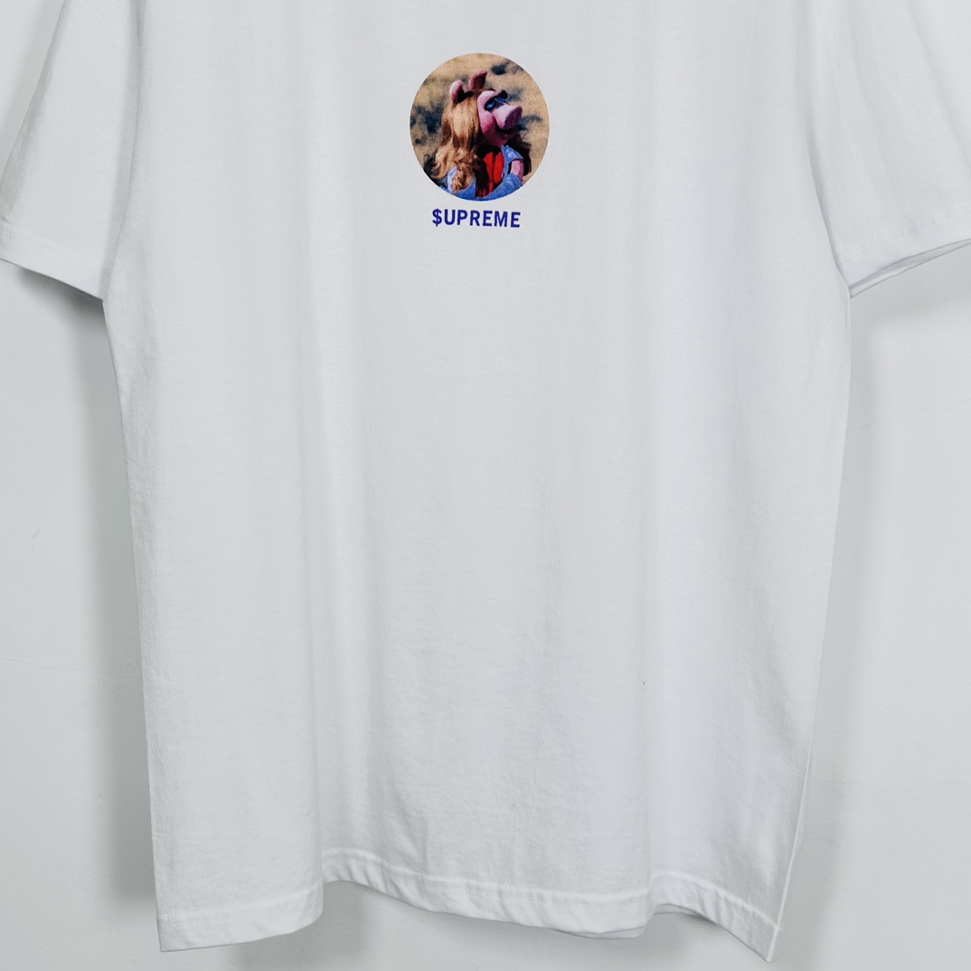 Supreme Miss Piggy Tee White（SUP-SS24-295-1）