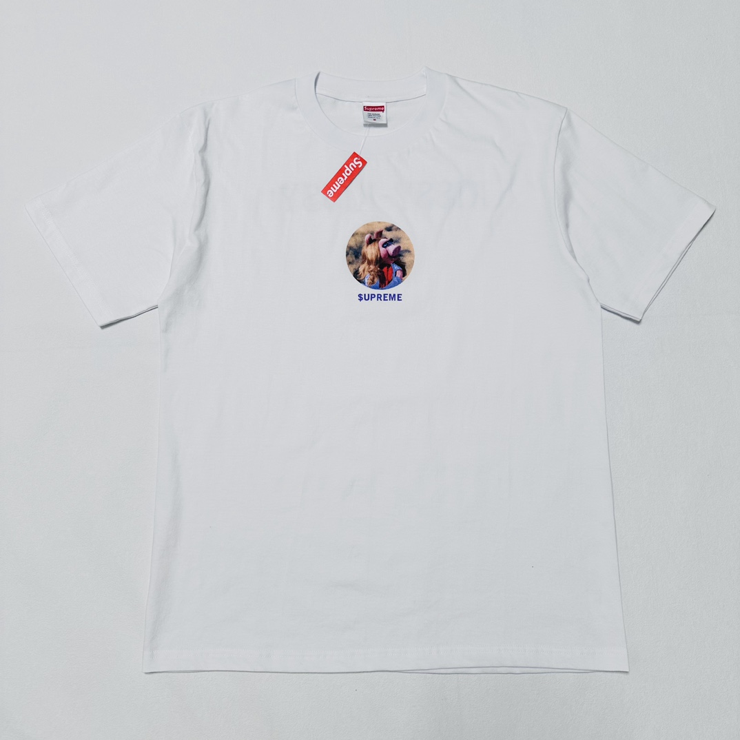 Supreme Miss Piggy Tee White（SUP-SS24-295-1）