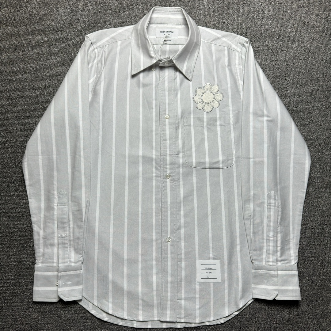 THOM BROWNE FLORAL APPLIQUE STRIPED BUTTON DOWN OXFORD SHIRT（MWL272E-10426-035）