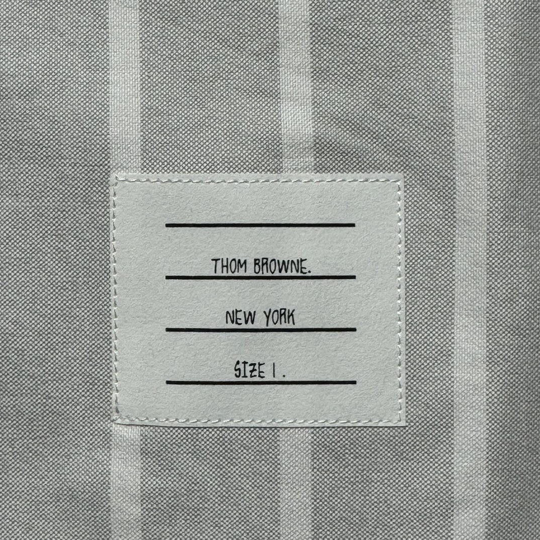 THOM BROWNE FLORAL APPLIQUE STRIPED BUTTON DOWN OXFORD SHIRT（MWL272E-10426-035）