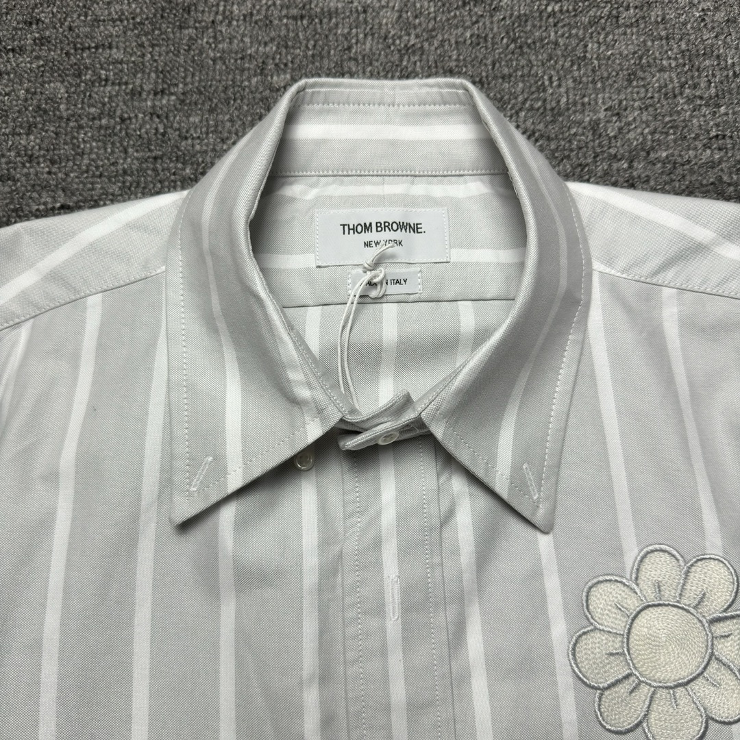 THOM BROWNE FLORAL APPLIQUE STRIPED BUTTON DOWN OXFORD SHIRT（MWL272E-10426-035）