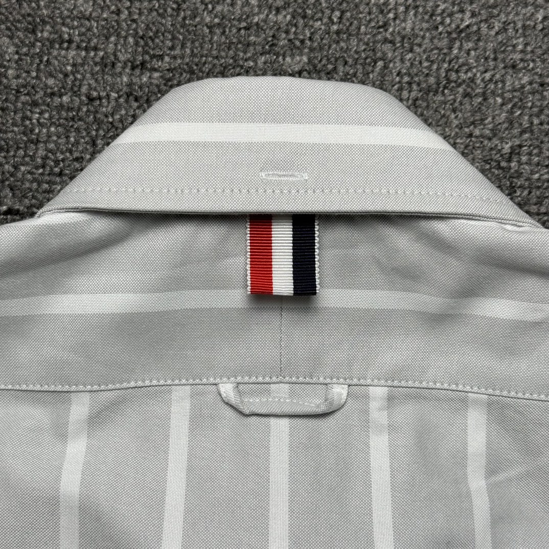 THOM BROWNE FLORAL APPLIQUE STRIPED BUTTON DOWN OXFORD SHIRT（MWL272E-10426-035）