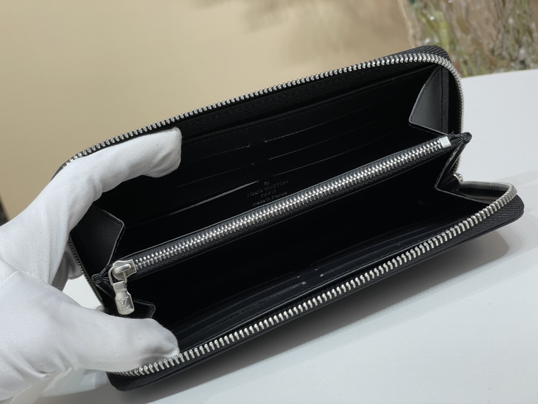 Louis Vuitton wallet (M80334-3）