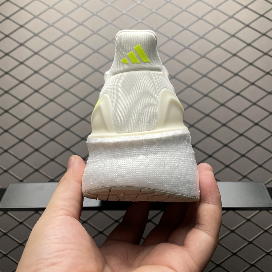 Adidas Ultra Boost 5（ ID8843）