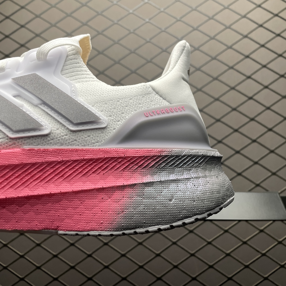 Adidas Ultra Boost 5（ ID8843）