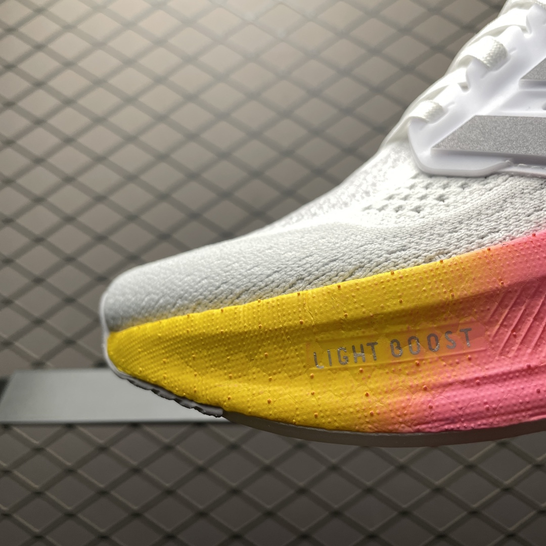 Adidas Ultra Boost 5（ ID8843）