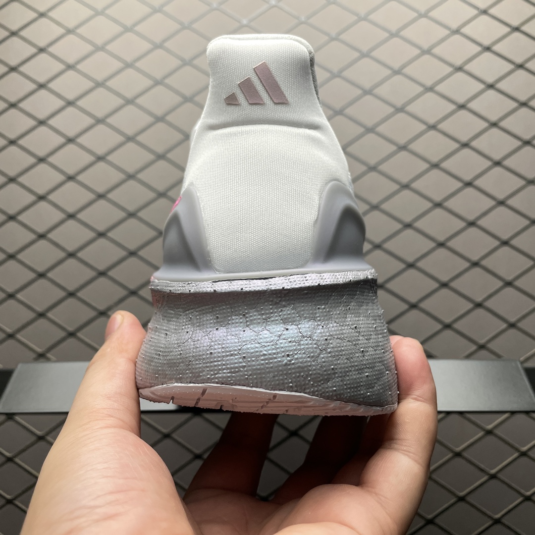 Adidas Ultra Boost 5（ ID8843）