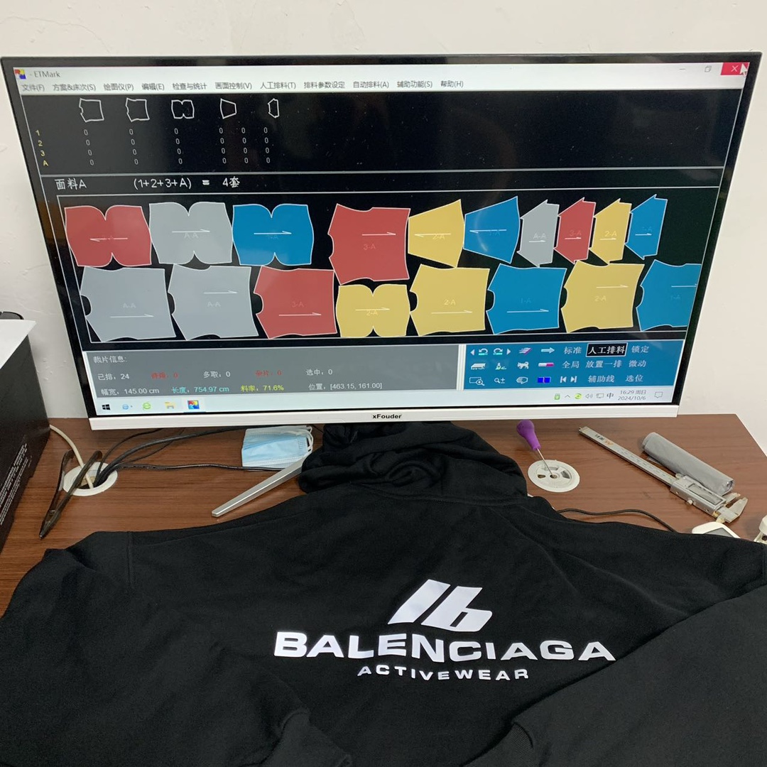 Balenciaga IB reflective lettering hoodie(739024TQVT81083）