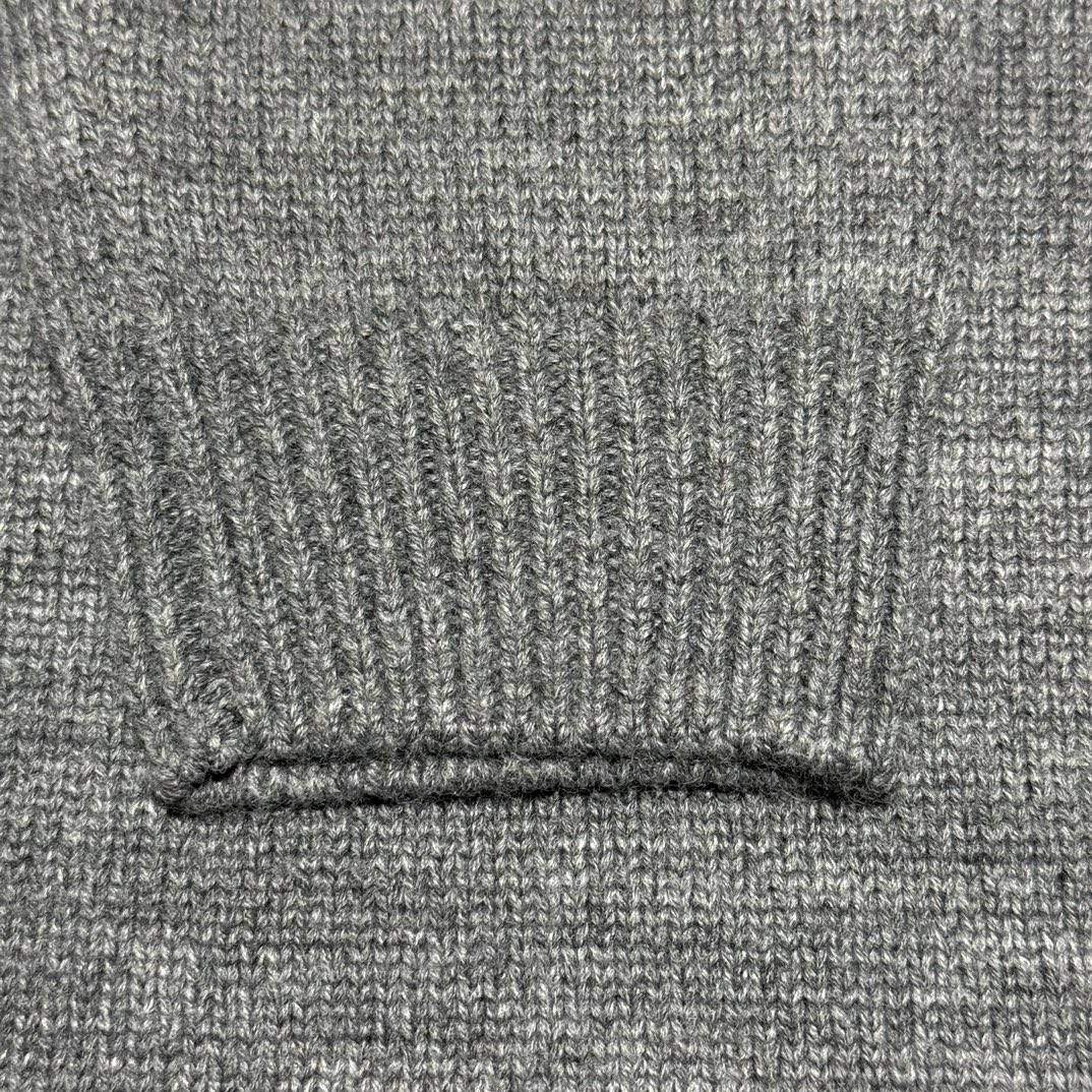 CELINE Triomphe trucker sweater in wool and cashmere  (2ADBH048T-09OW）
