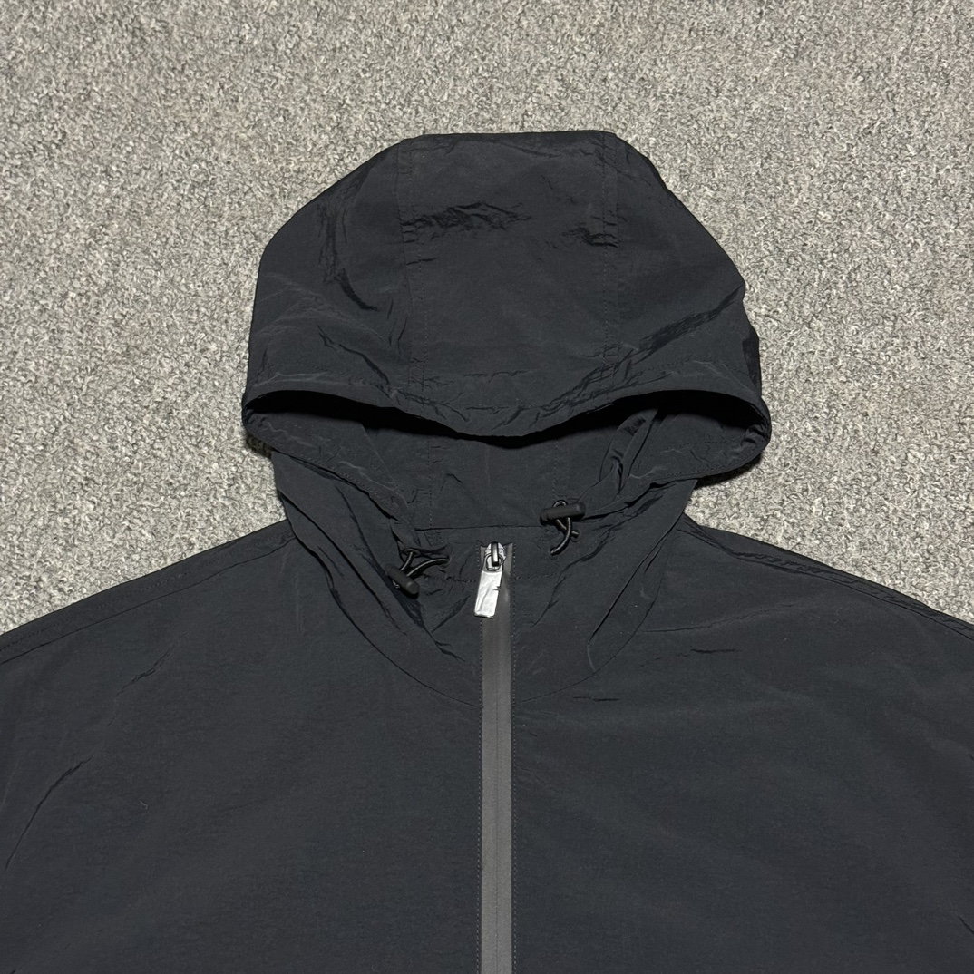 BURBERRY LIGHTWEIGHT NYLON JACKET（80867141）