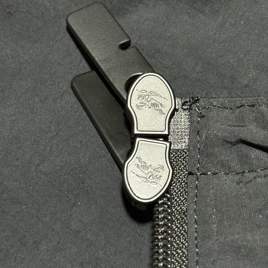 BURBERRY LIGHTWEIGHT NYLON JACKET（80867141）