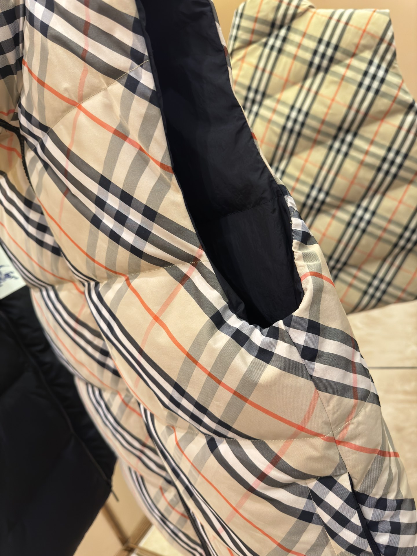 Burberry Reversible Check Nylon Padded Gilet（80942361）