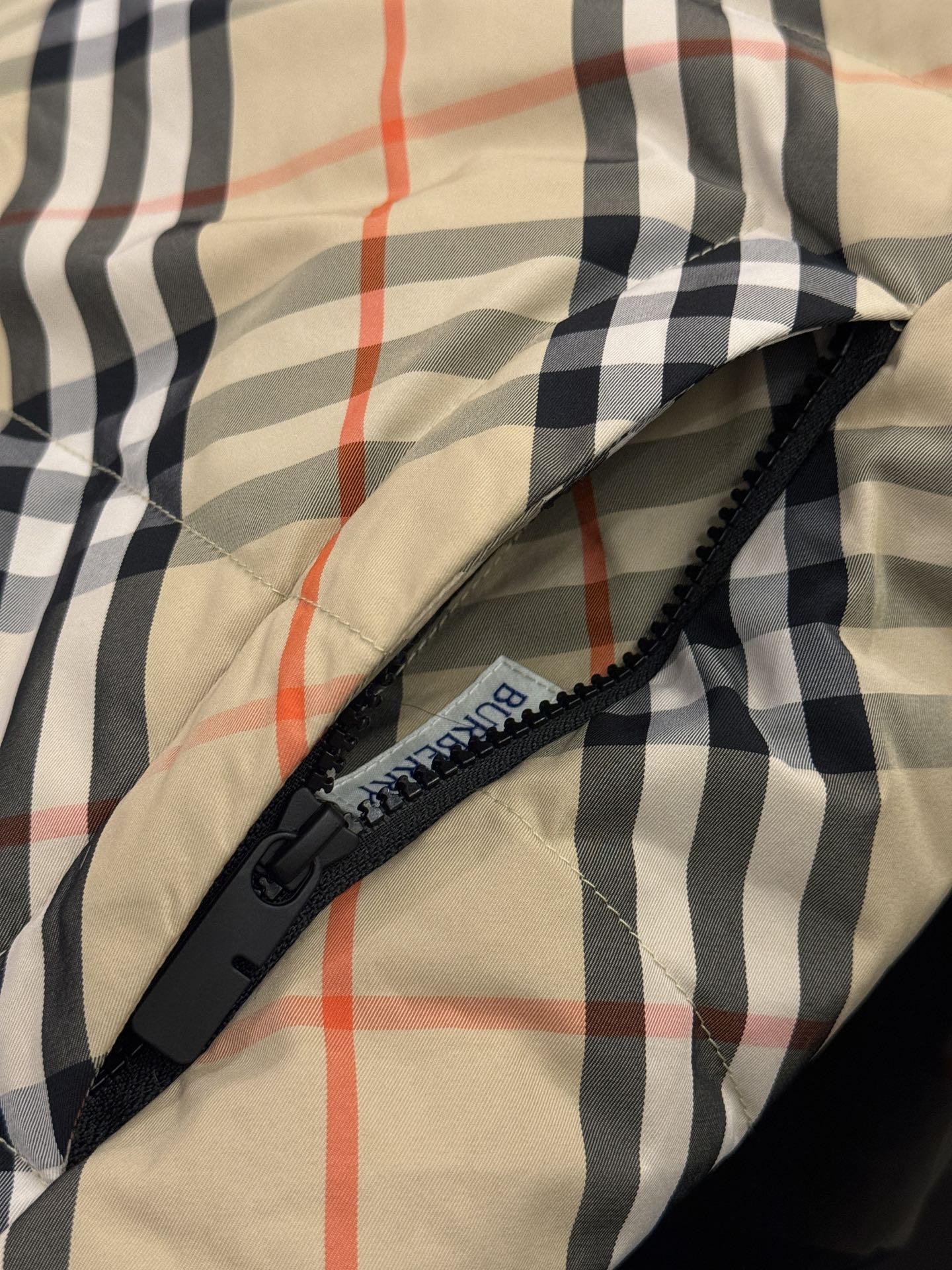 Burberry Reversible Check Nylon Padded Gilet（80942361）