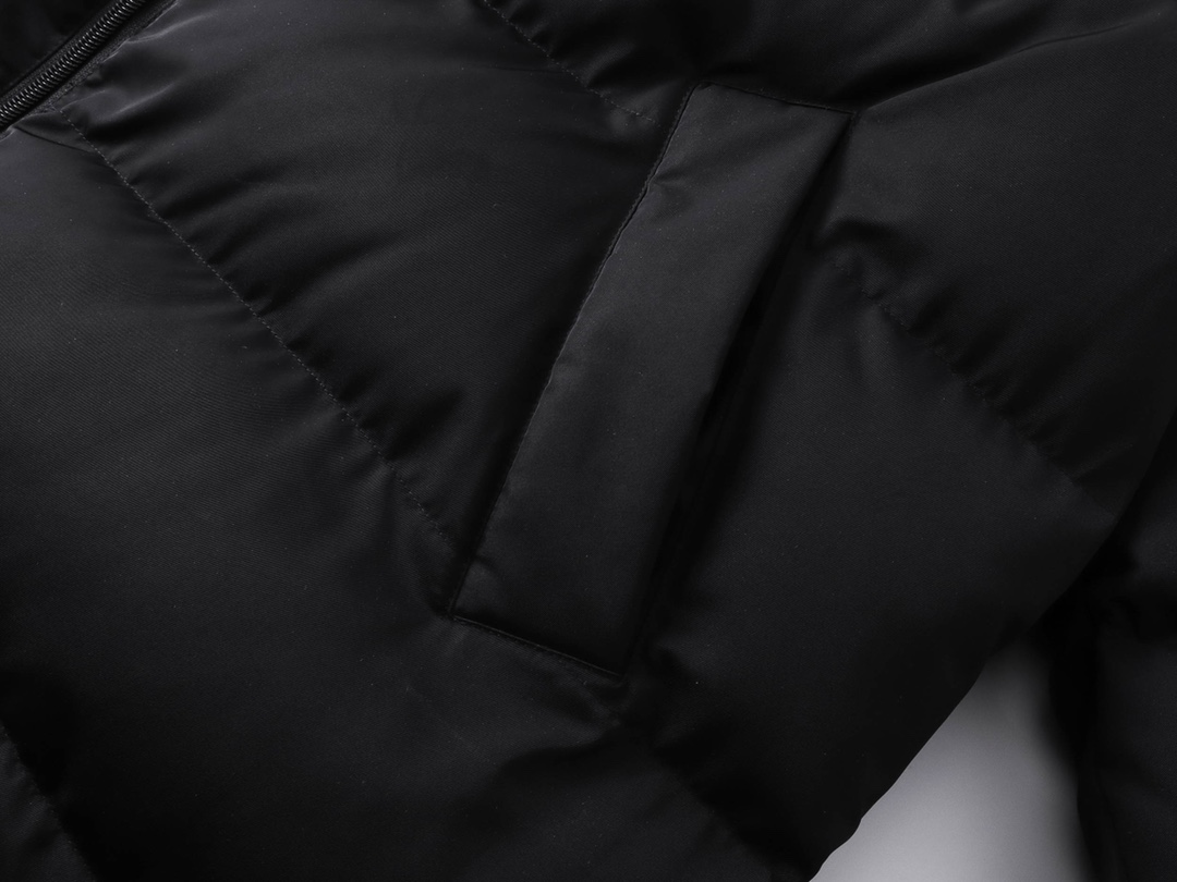 BALENCIAGA Cocoon Kick puffer (808811TRO181000）