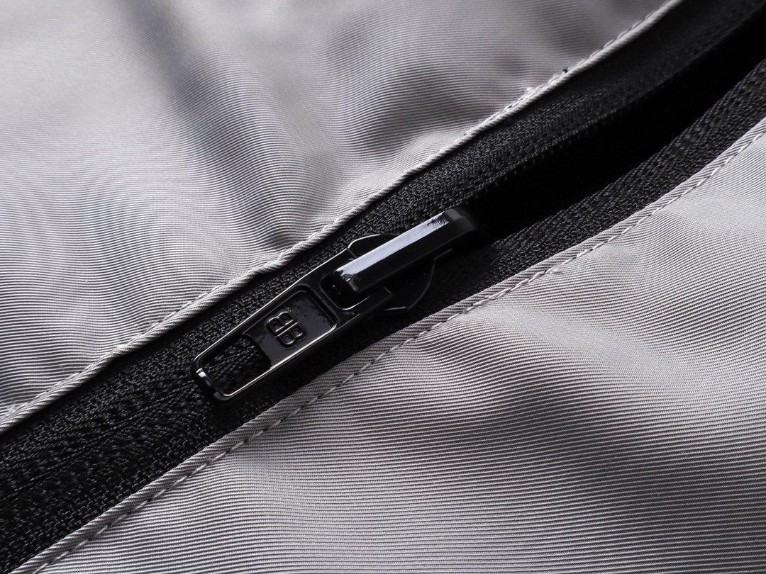 BALENCIAGA Cocoon Kick puffer (808811TRO181000）