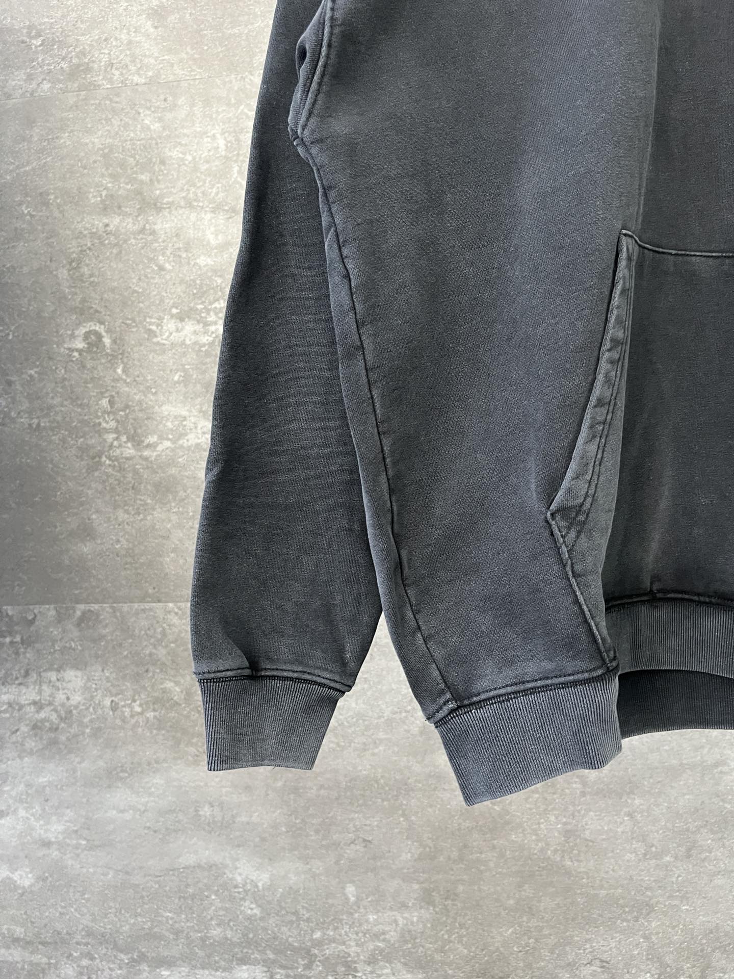 Balenciaga Logo Drawstring Hoodie (578135TGV74）