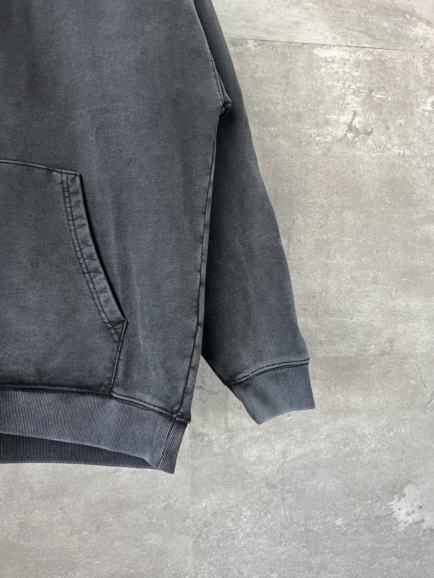 Balenciaga Logo Drawstring Hoodie (578135TGV74）