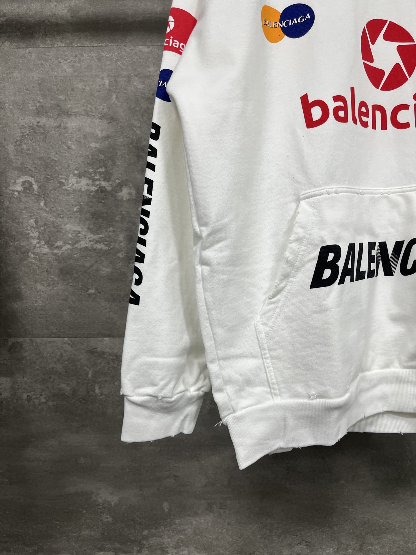 BALENCIAGA TOP LEAGUE HOODIE (767885TPVF19000) BALENCIAGA TOP LEAGUE HOODIE (767885TPVF19000)