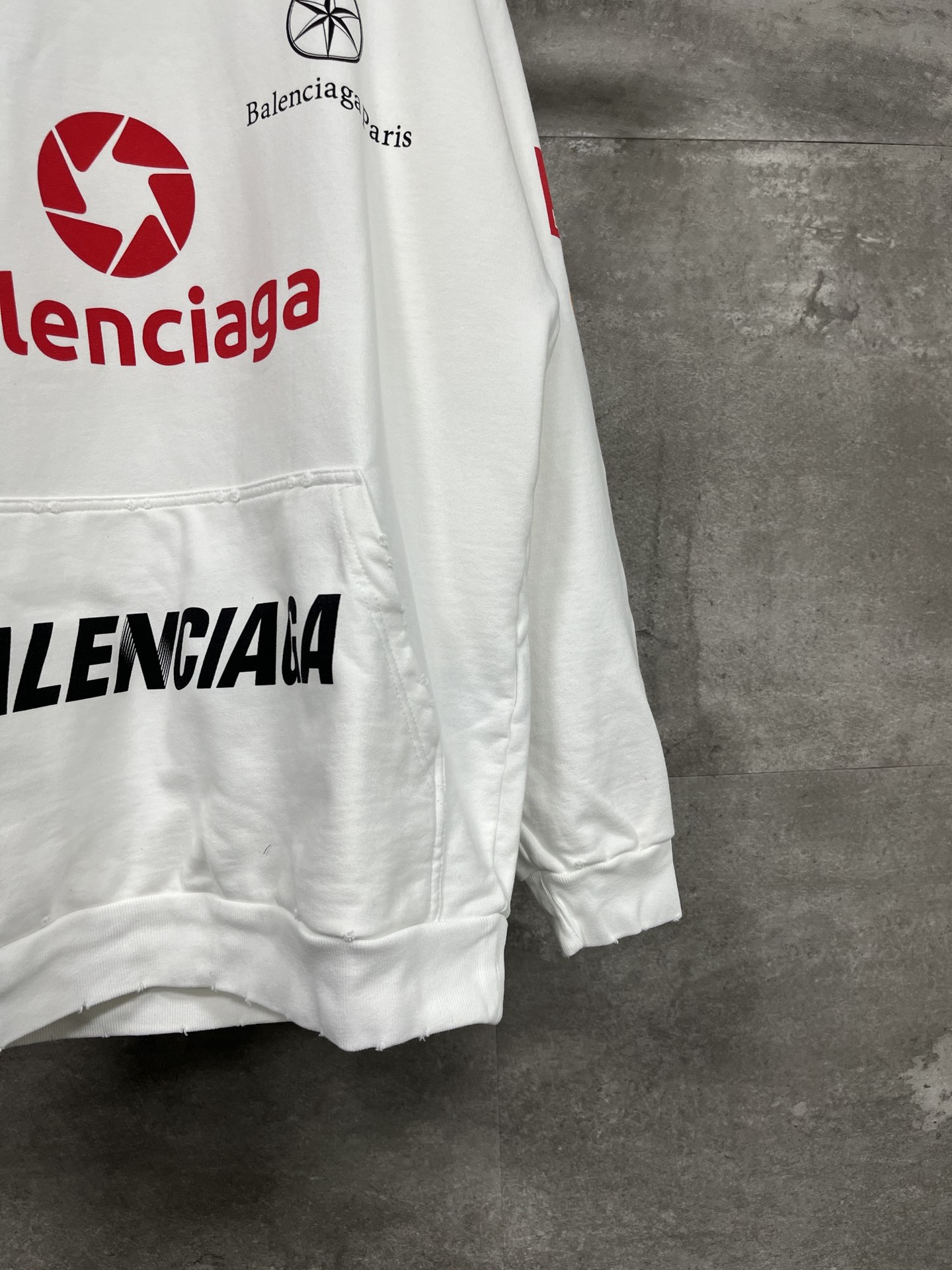 BALENCIAGA TOP LEAGUE HOODIE (767885TPVF19000) BALENCIAGA TOP LEAGUE HOODIE (767885TPVF19000)