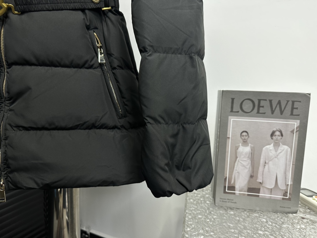 Moncler BrosseShort down jacket（J20931A0010454AQE999）