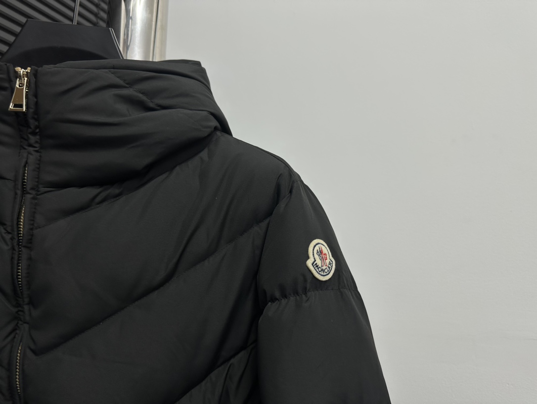 Moncler BrosseShort down jacket（J20931A0010454AQE999）