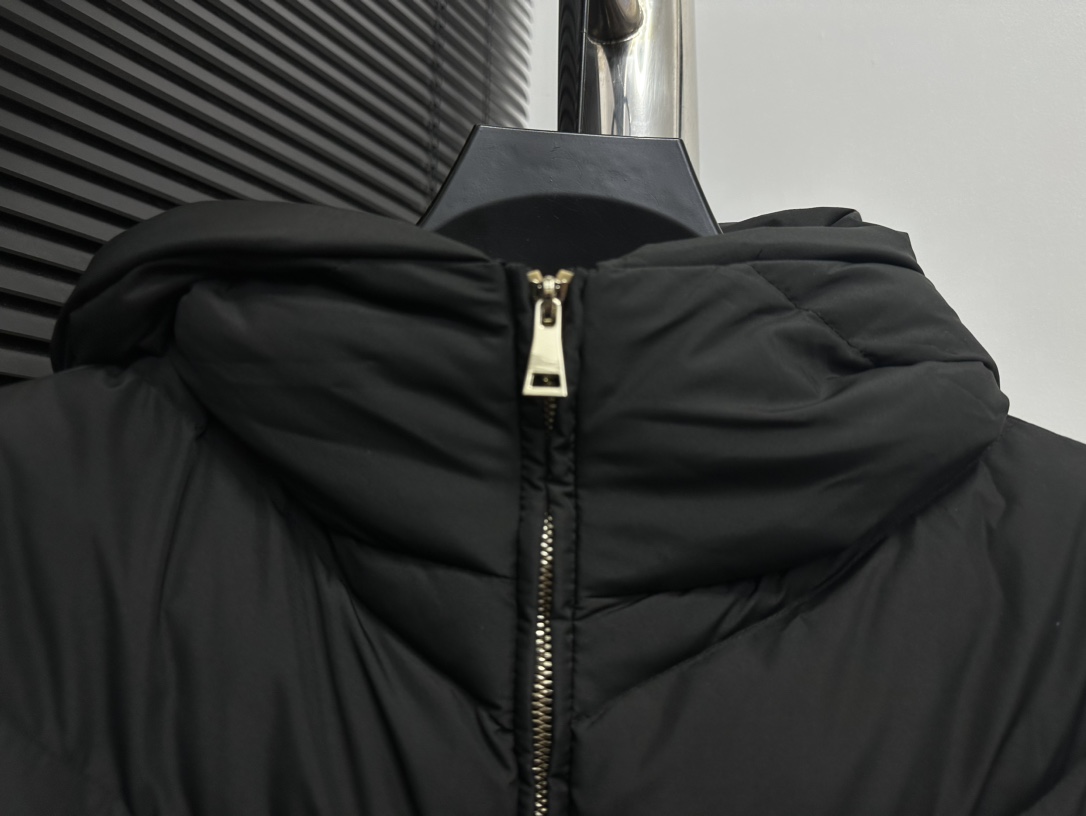 Moncler BrosseShort down jacket（J20931A0010454AQE999）