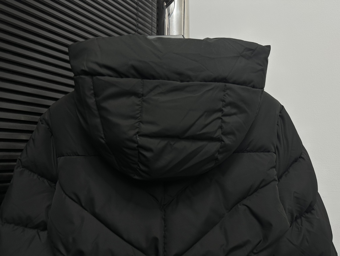 Moncler BrosseShort down jacket（J20931A0010454AQE999）