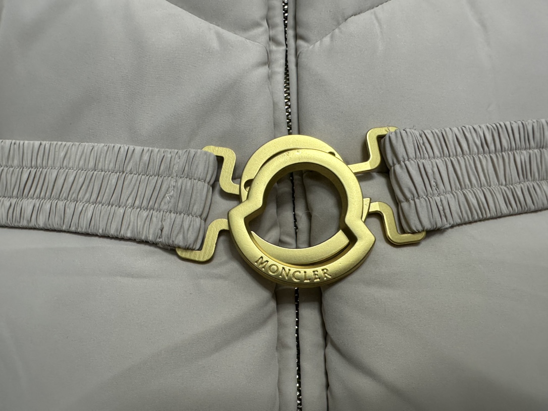 Moncler BrosseShort down jacket（J20931A0010454AQE999）