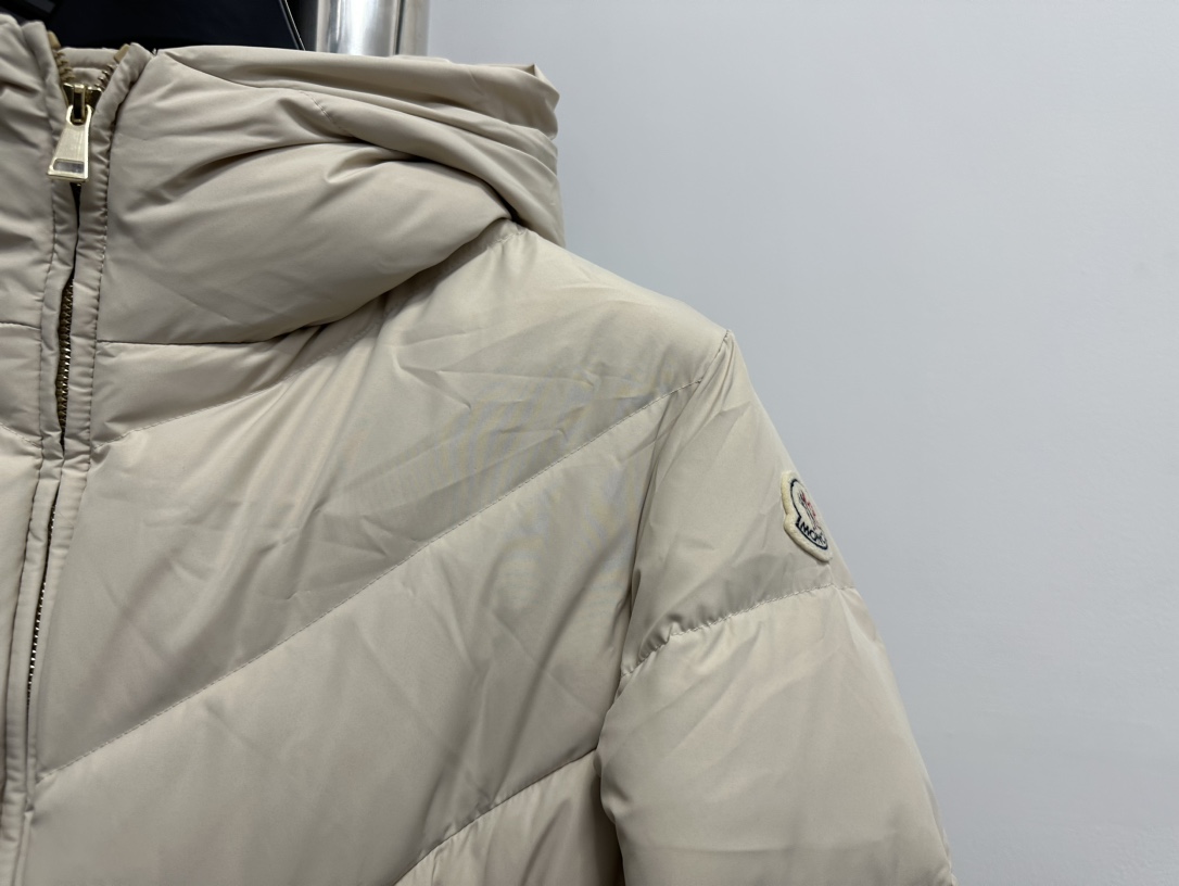 Moncler BrosseShort down jacket（J20931A0010454AQE999）